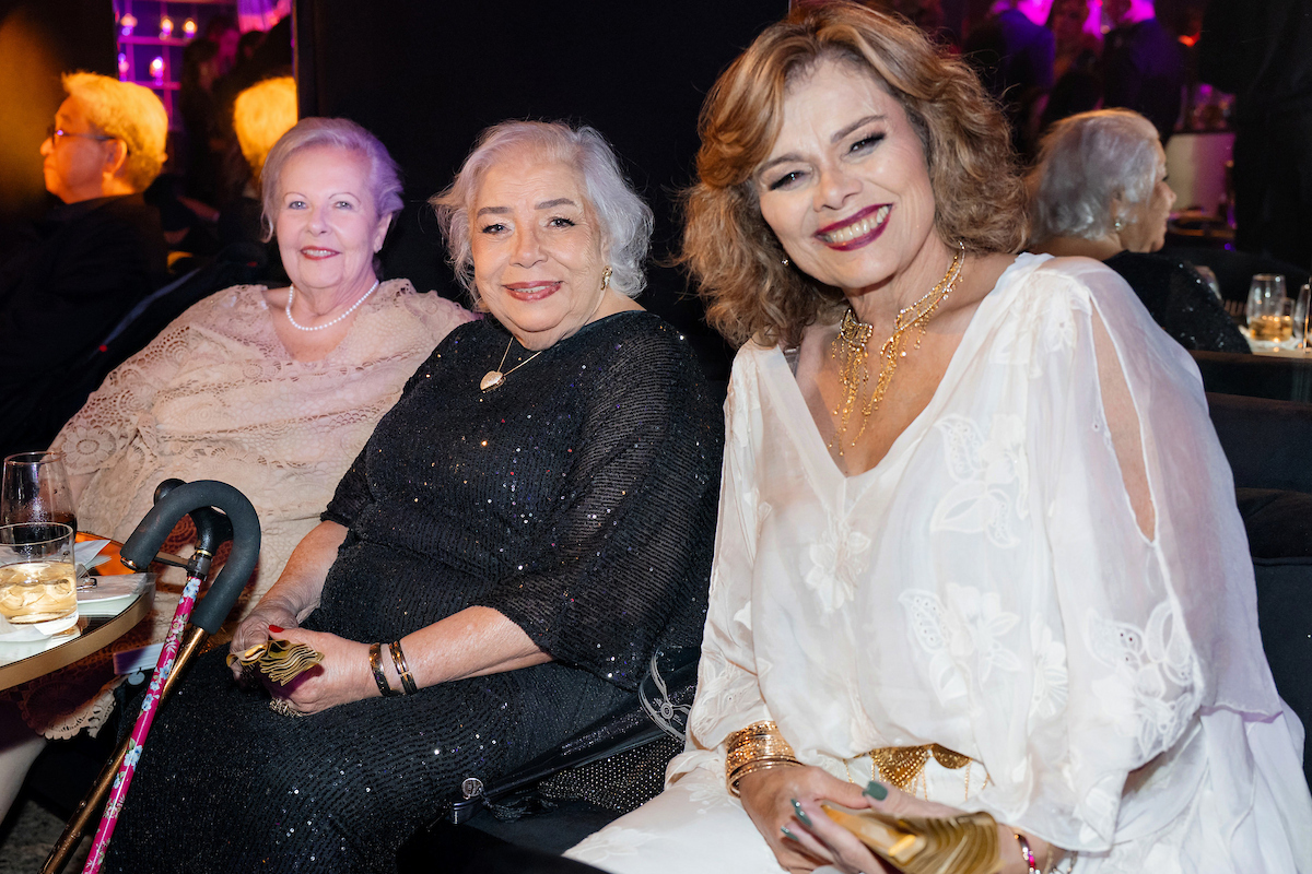 César Serra festeja a chegada dos 60 anos em noite glamourosa e alto astral