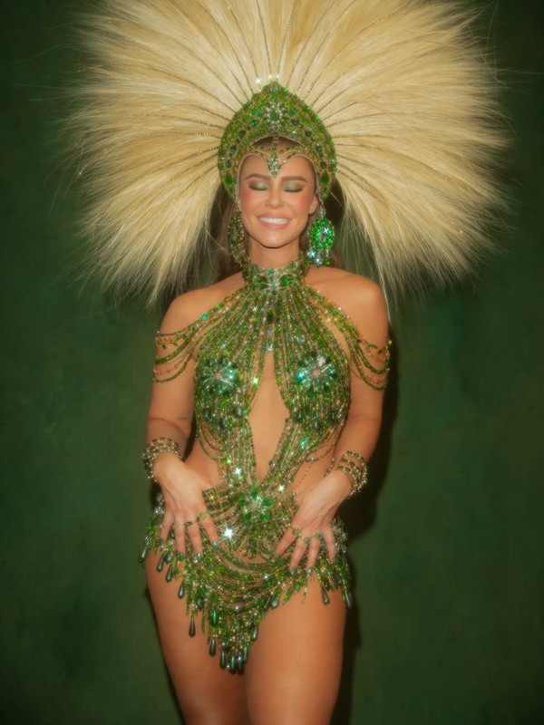 Paolla Oliveira usa verde para coroação como rainha de bateria da Imperatriz Leopoldinense; famosos prestigiam