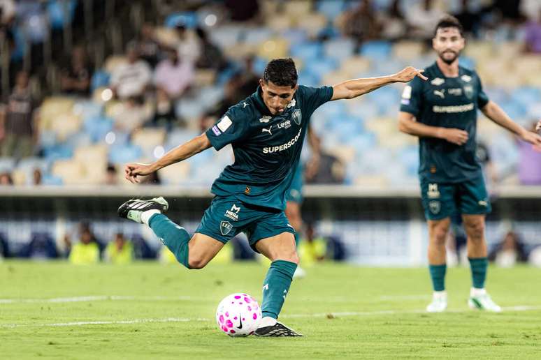 Em noite de Savarino, Fluminense bate Coritiba e assume terceiro lugar