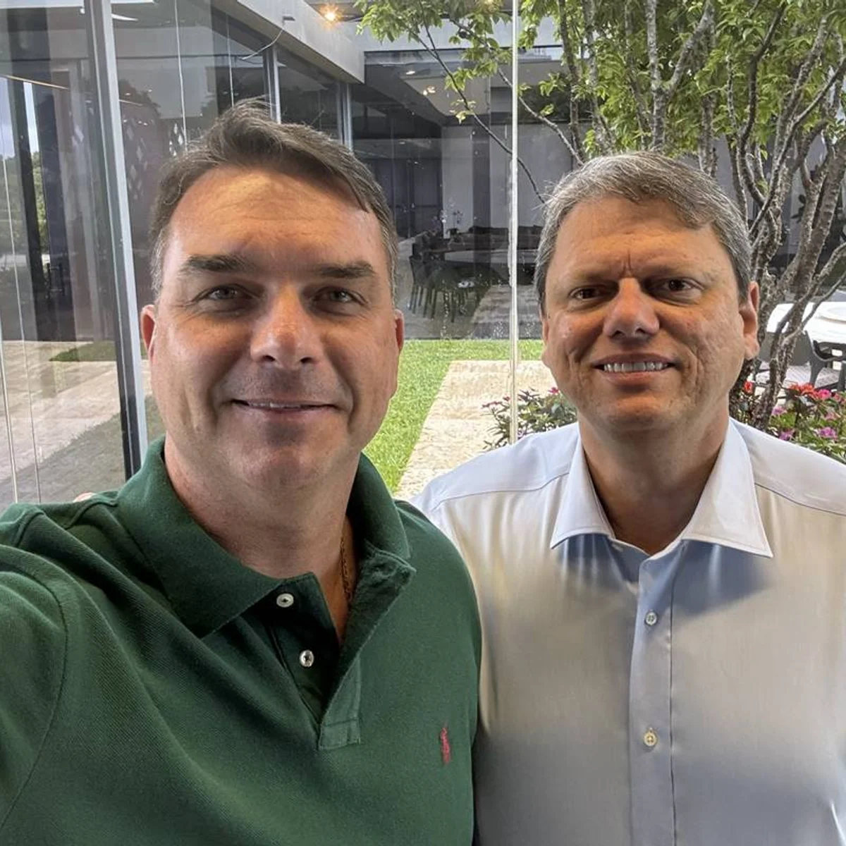 Em Brasília, Tarcísio reforça preparação de Flávio para debate pelo 2° dia
