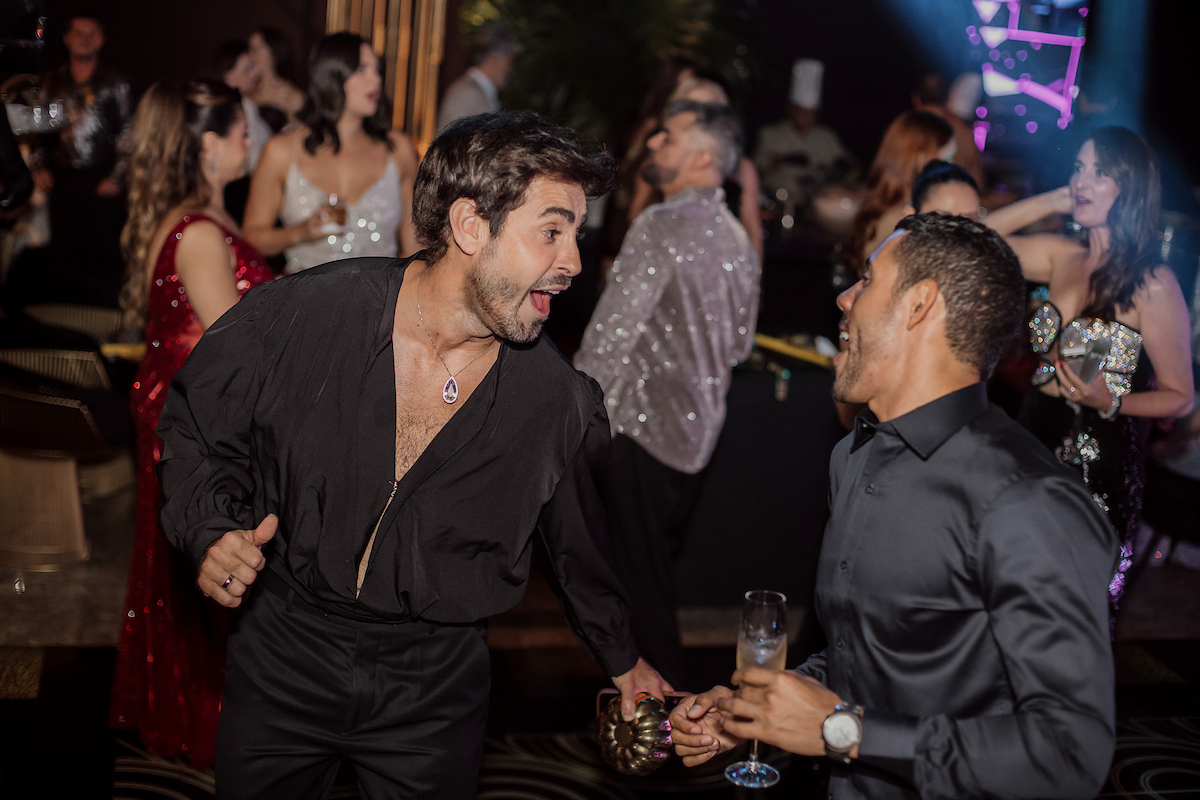 César Serra festeja a chegada dos 60 anos em noite glamourosa e alto astral