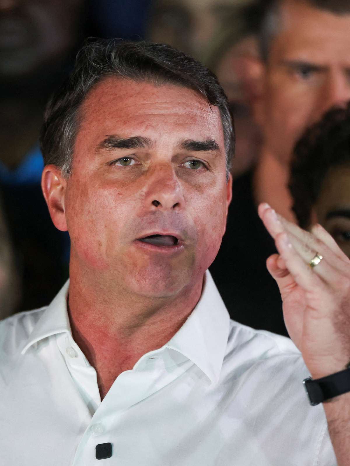Flávio Bolsonaro fugiu do Brasil após ser derrotado nas eleições? Veja o que se sabe sobre suposta fuga