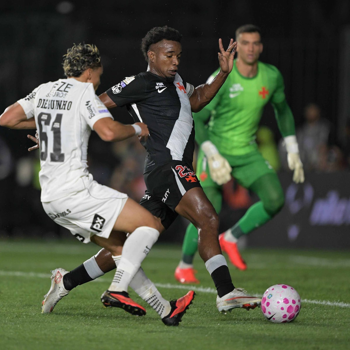 Seedorf se guia pelo medo e leva Corinthians à zona de rebaixamento com derrota para o Vasco