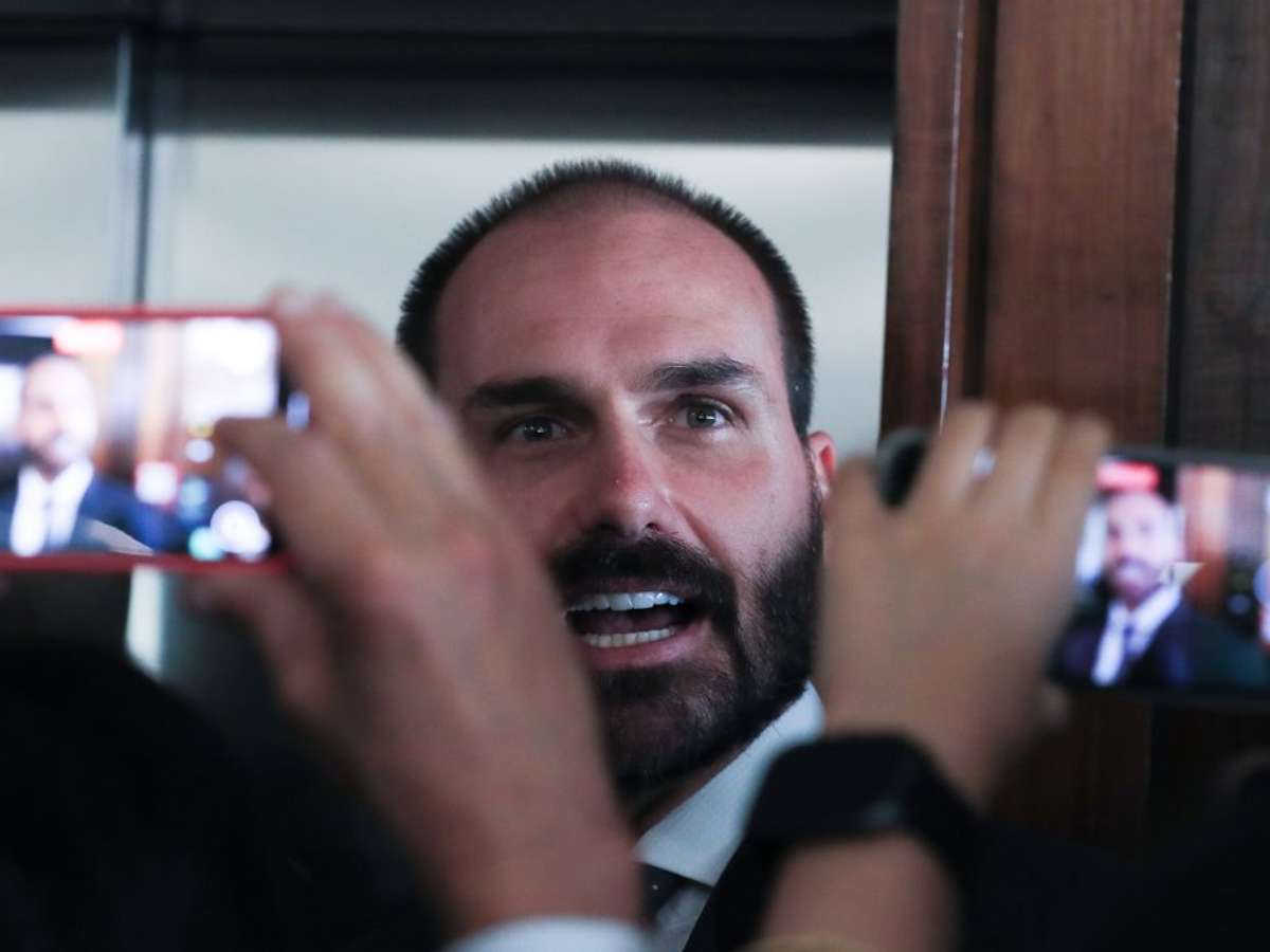 Eduardo Bolsonaro pode votar nas eleições morando nos EUA, mesmo após condenação e inelegibilidade?