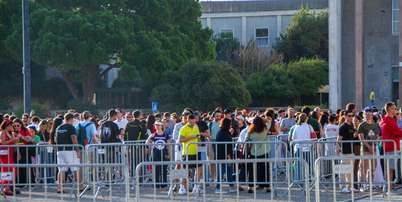 Eleição 2026: Eleitores brasileiros aguardam na fila para entrar nos locais de votação da Universidade de Lisboa Foto: THAMIRIS SOUZA/FOTOARENA/ESTADÃO CONTEÚDO