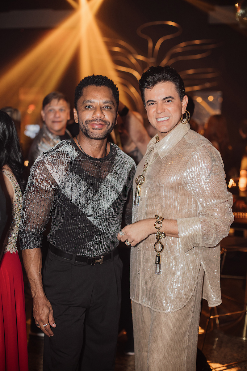 César Serra festeja a chegada dos 60 anos em noite glamourosa e alto astral