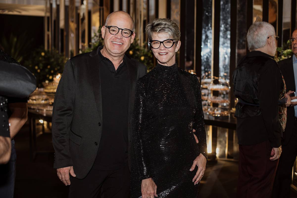 César Serra festeja a chegada dos 60 anos em noite glamourosa e alto astral