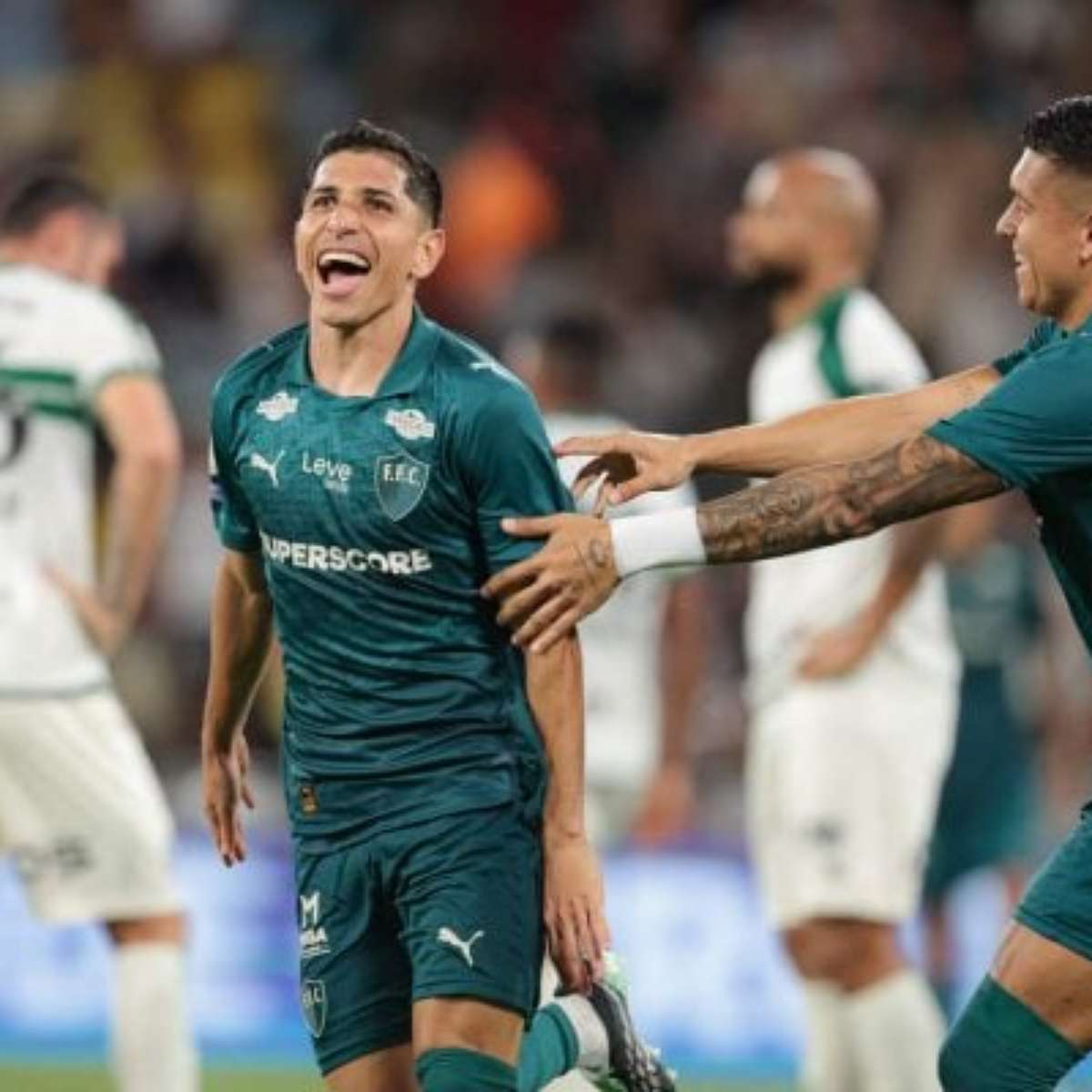 Em noite de Savarino, Fluminense bate Coritiba e assume terceiro lugar