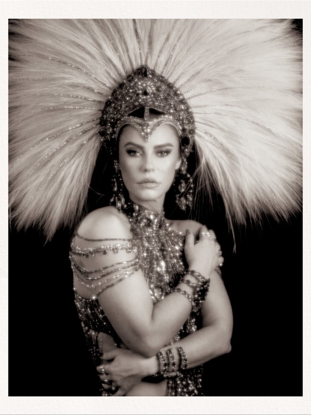 Paolla Oliveira usa verde para coroação como rainha de bateria da Imperatriz Leopoldinense; famosos prestigiam