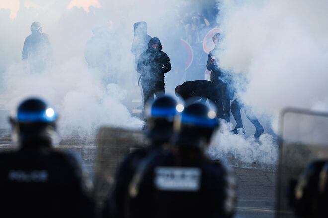 Protestos estudantis sem precedentes estão abalando a França; veja por que eles estão irritados