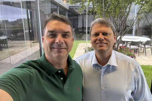 Em Brasília, Tarcísio reforça preparação de Flávio para debate pelo 2° dia