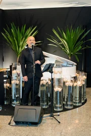 César Serra festeja a chegada dos 60 anos em noite glamourosa e alto astral