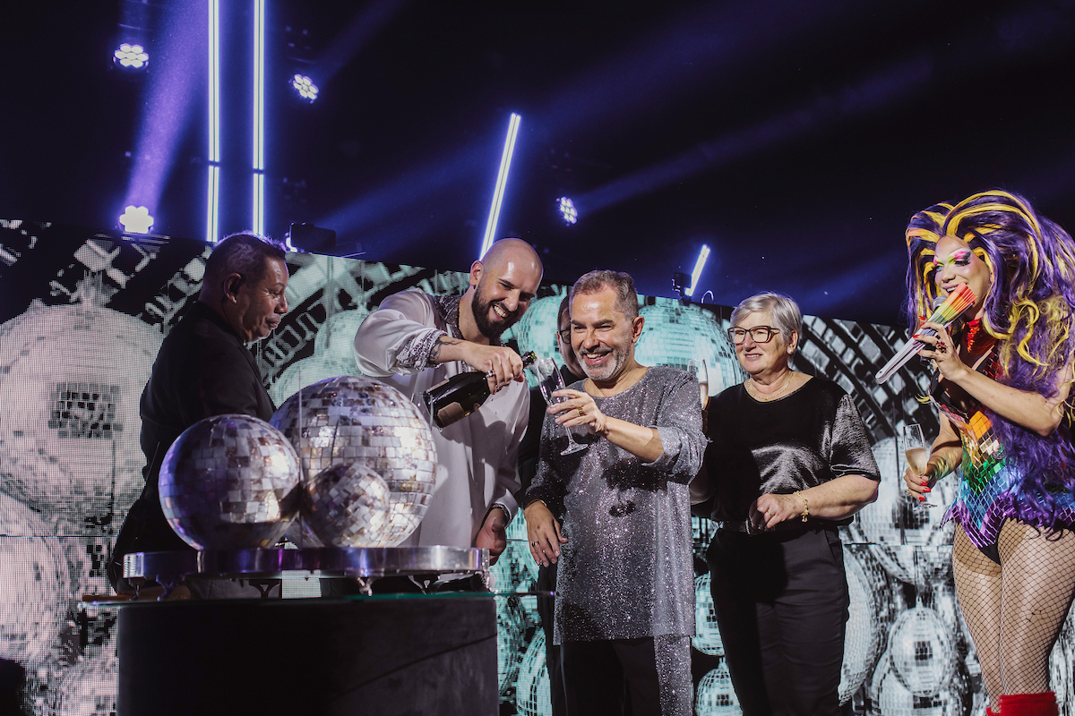 César Serra festeja a chegada dos 60 anos em noite glamourosa e alto astral