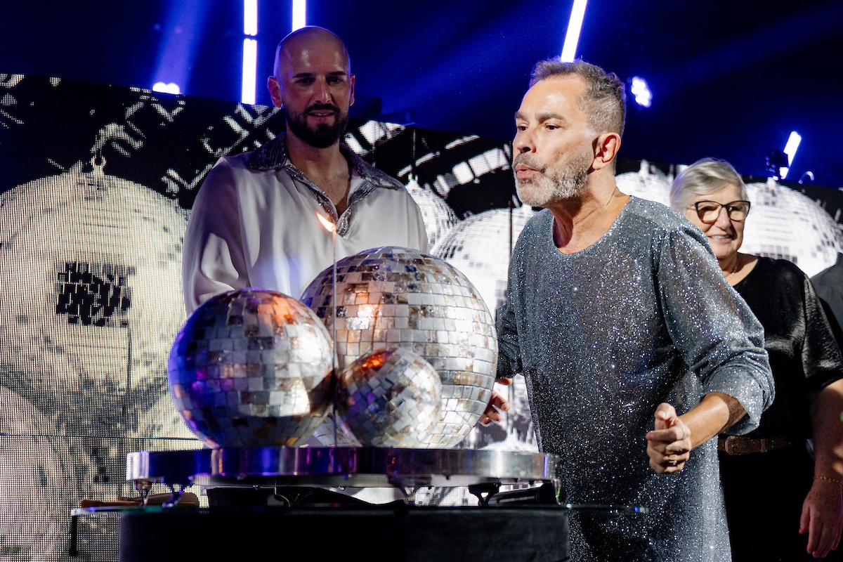 César Serra festeja a chegada dos 60 anos em noite glamourosa e alto astral
