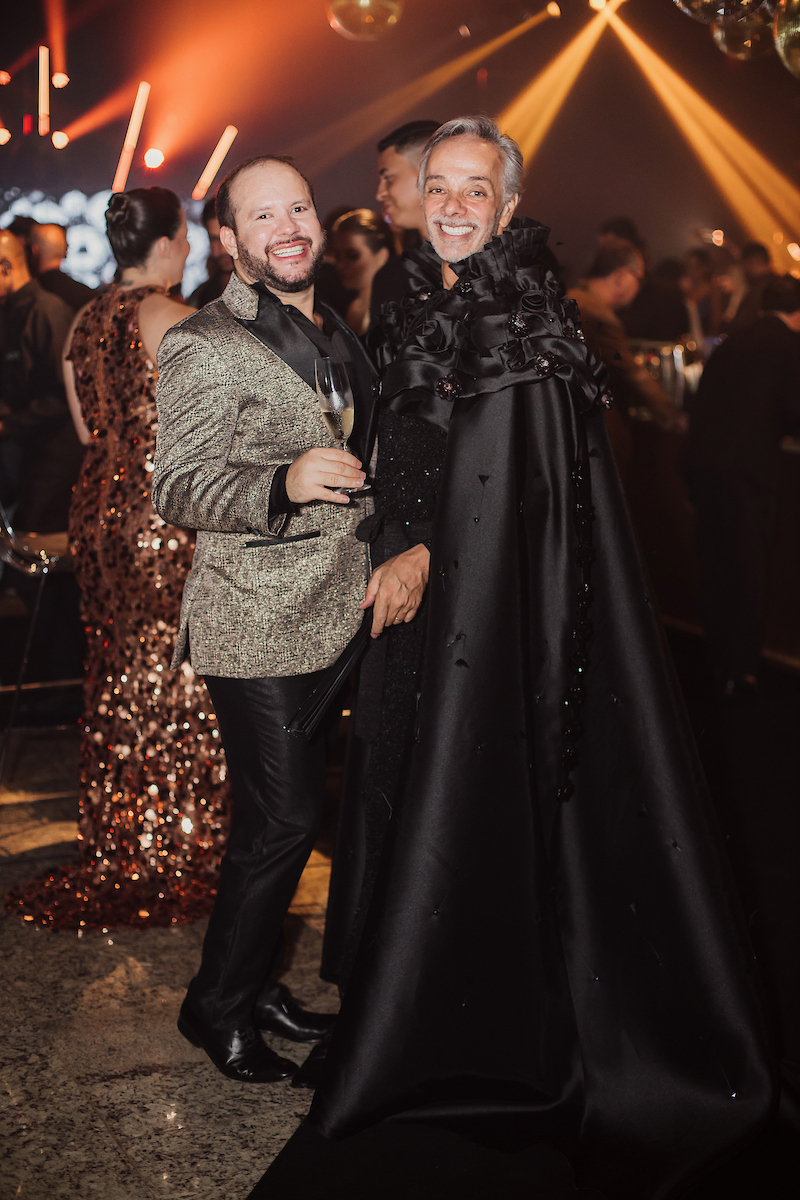 César Serra festeja a chegada dos 60 anos em noite glamourosa e alto astral