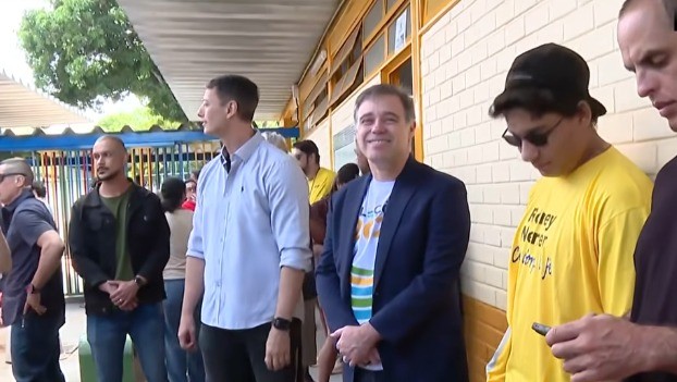 Com camisa branca e inscrição “Eleições 2026” nas cores da bandeira, o ministro do Supremo Tribunal Federal (STF) André Mendonça votou em escola em Brasília — Foto: Reprodução/Globo News