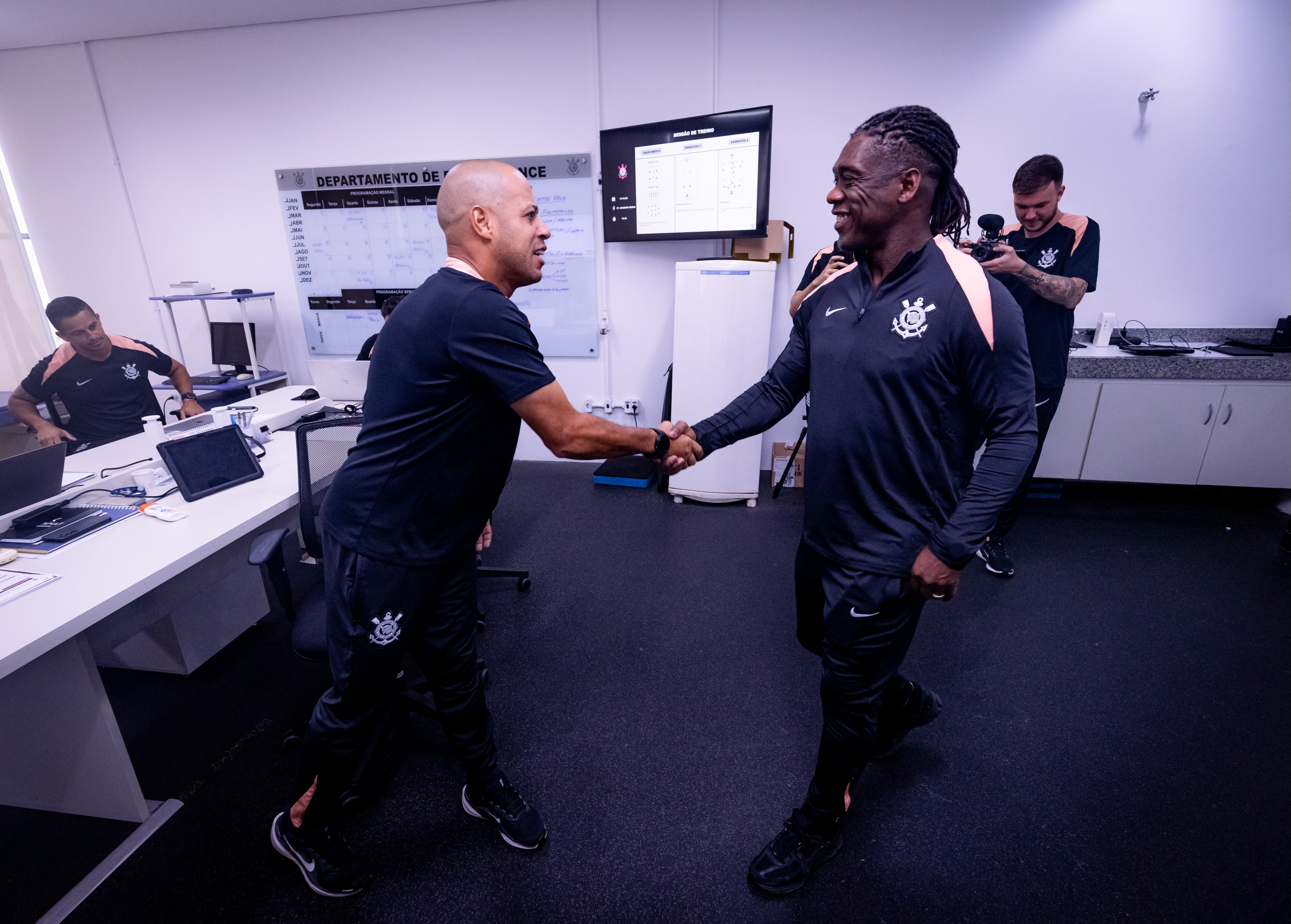 Seedorf pede troca no conteúdo das TVs do CT do Corinthians; veja outras mudanças do técnico