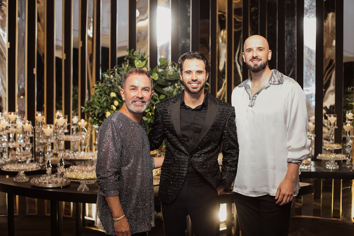 César Serra festeja a chegada dos 60 anos em noite glamourosa e alto astral