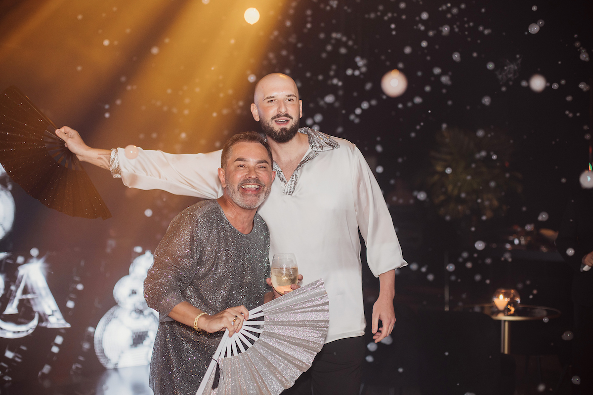 César Serra festeja a chegada dos 60 anos em noite glamourosa e alto astral