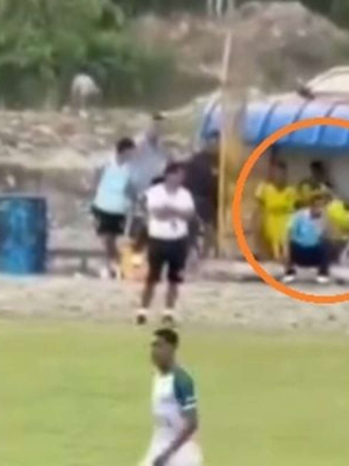 Vídeo: jogador é demitido por apedrejar bandeirinha durante partida