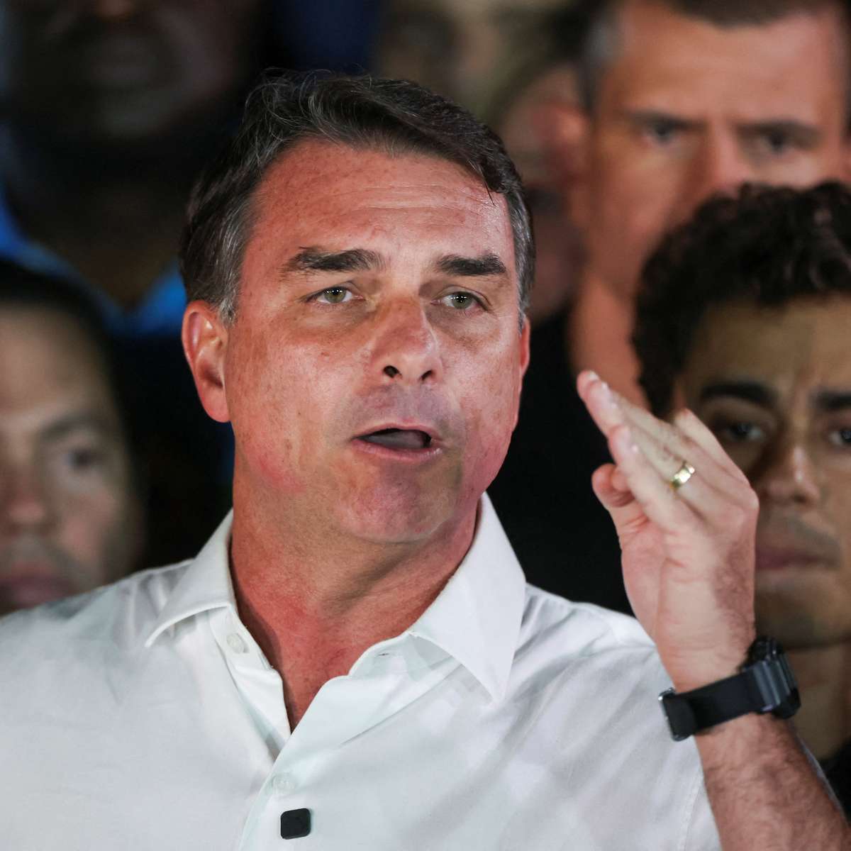 Flávio Bolsonaro fugiu do Brasil após ser derrotado nas eleições? Veja o que se sabe sobre suposta fuga