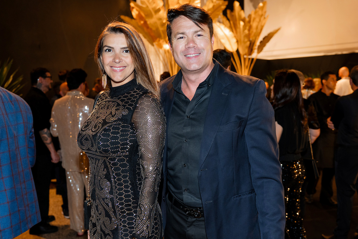 César Serra festeja a chegada dos 60 anos em noite glamourosa e alto astral