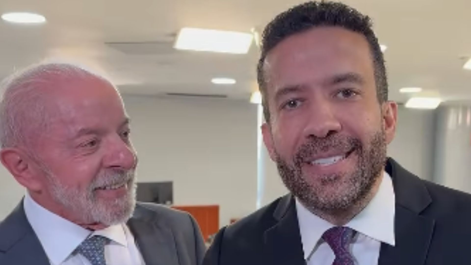 Lula diz que não tem dinheiro para comprar celular e usará o de Janja para entrar em canal