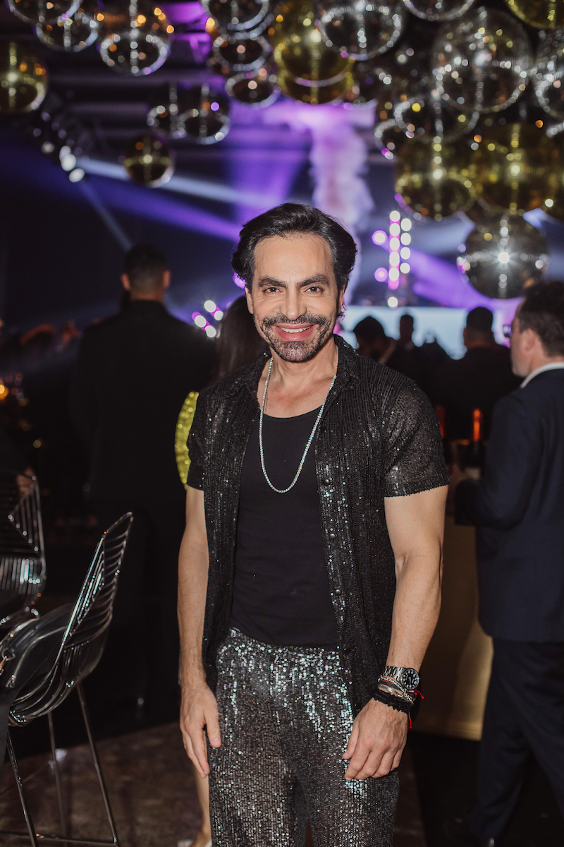 César Serra festeja a chegada dos 60 anos em noite glamourosa e alto astral