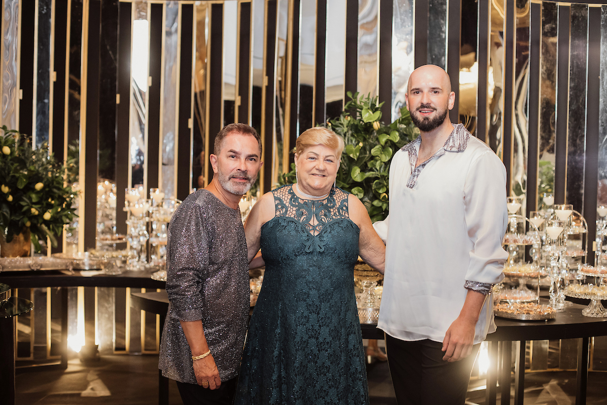 César Serra festeja a chegada dos 60 anos em noite glamourosa e alto astral