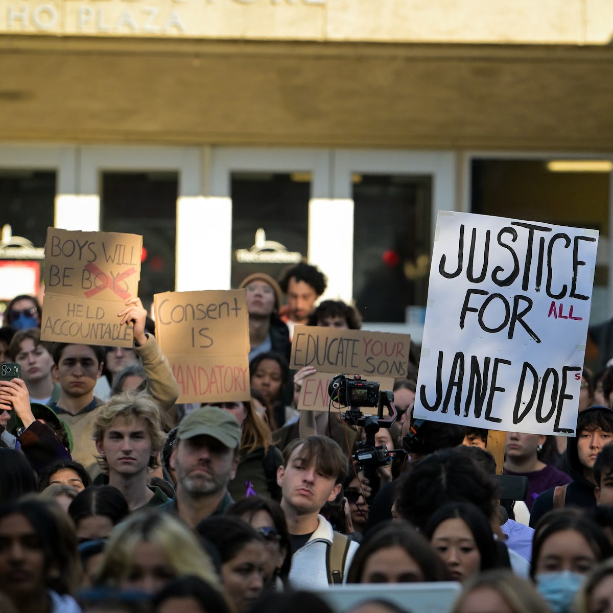 Protesto reúne milhares de estudantes na Universidade Cornell após denúncias de agressão sexual