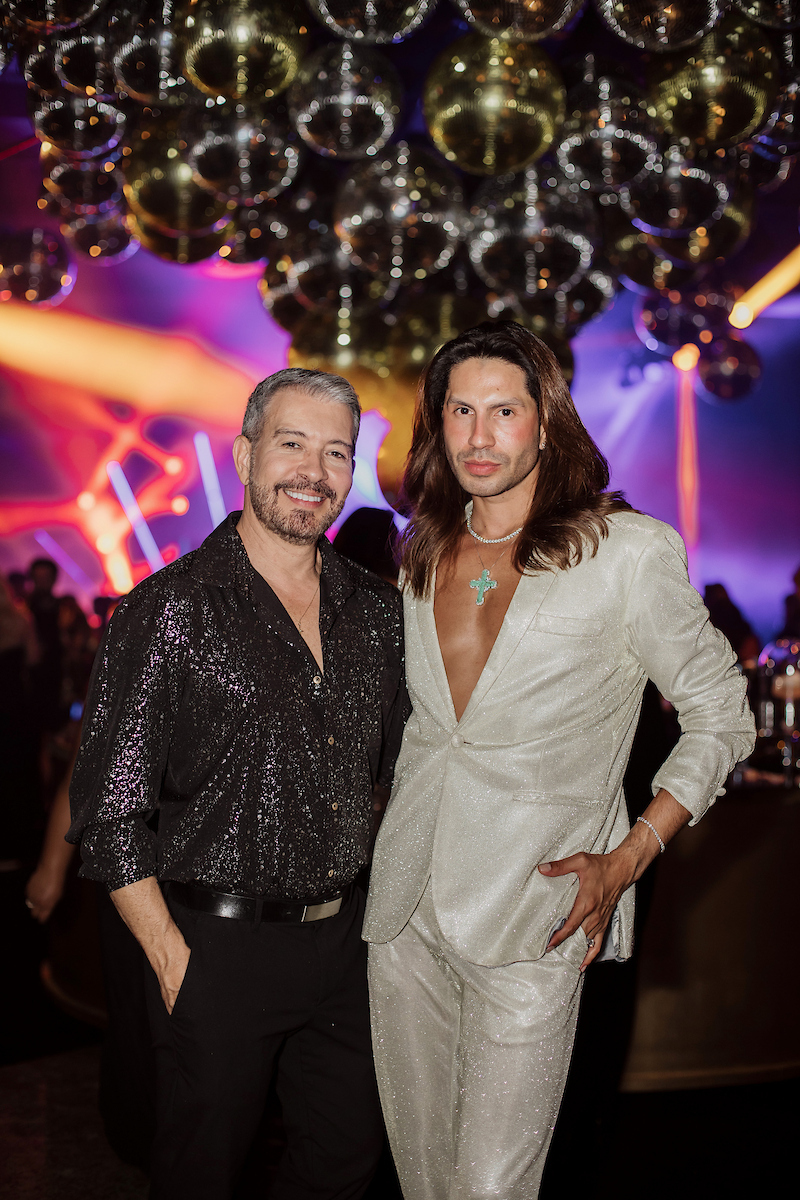 César Serra festeja a chegada dos 60 anos em noite glamourosa e alto astral