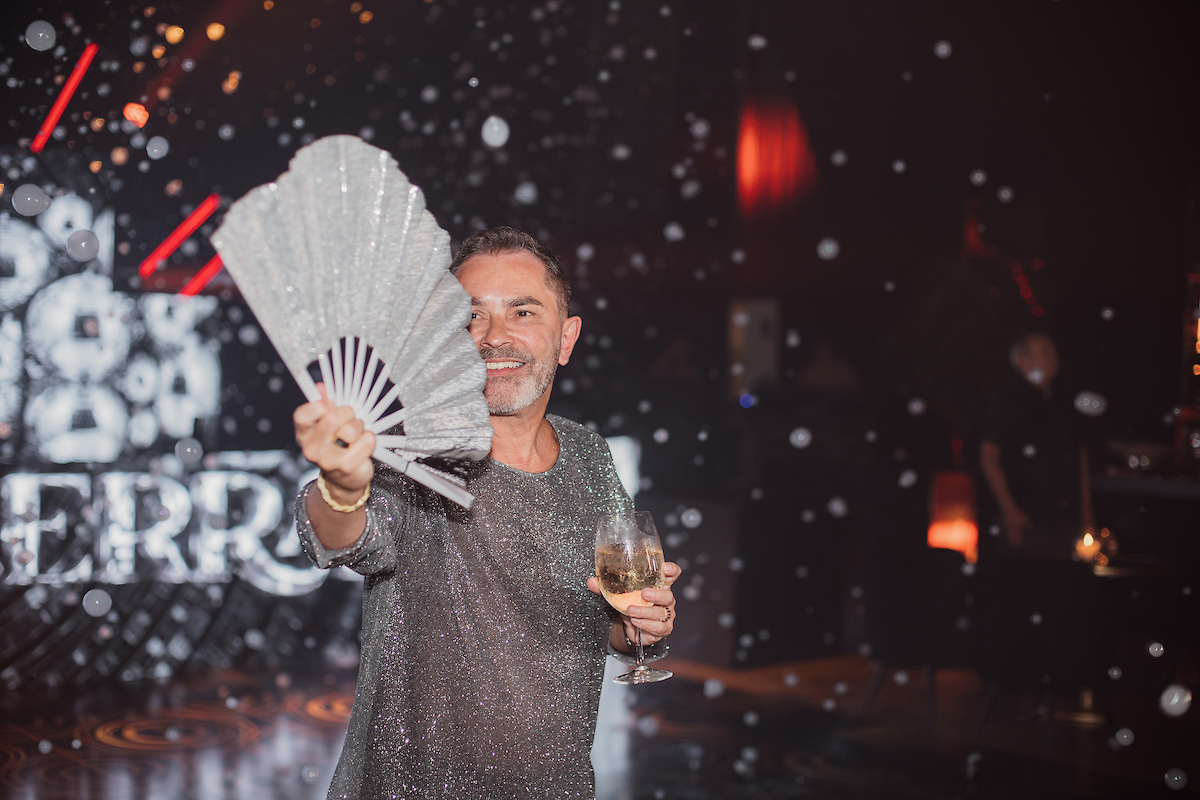 César Serra festeja a chegada dos 60 anos em noite glamourosa e alto astral