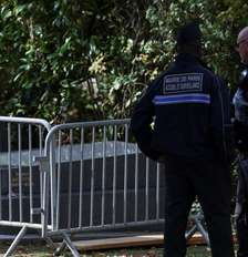 O túmulo Robert Badinter foi vandalizado nesta quinta-feira no cemitério parisiense de Bagneux, região metropolitana de Paris, a poucas horas da entrada do ex-ministro da Justiça francês no Panteão. Foto: REUTERS - Gonzalo Fuentes / RFI