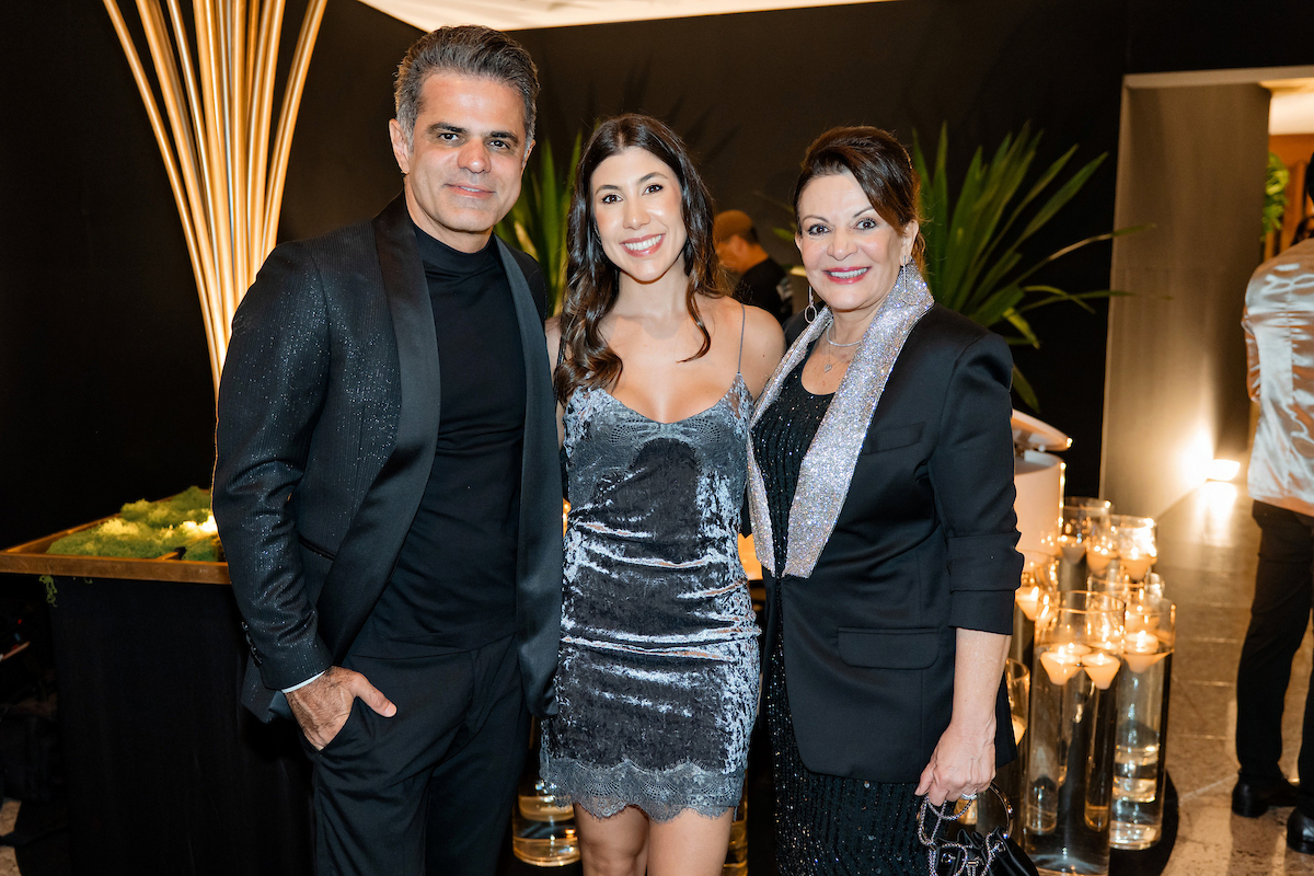 César Serra festeja a chegada dos 60 anos em noite glamourosa e alto astral