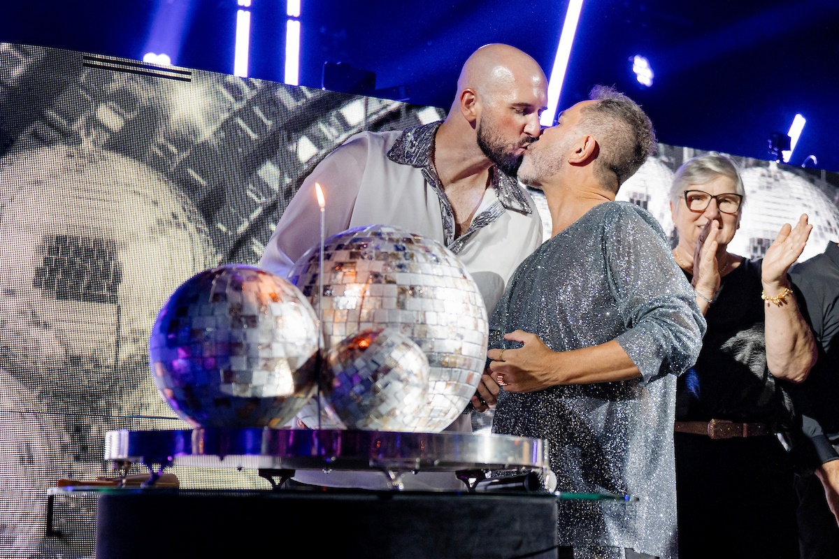 César Serra festeja a chegada dos 60 anos em noite glamourosa e alto astral