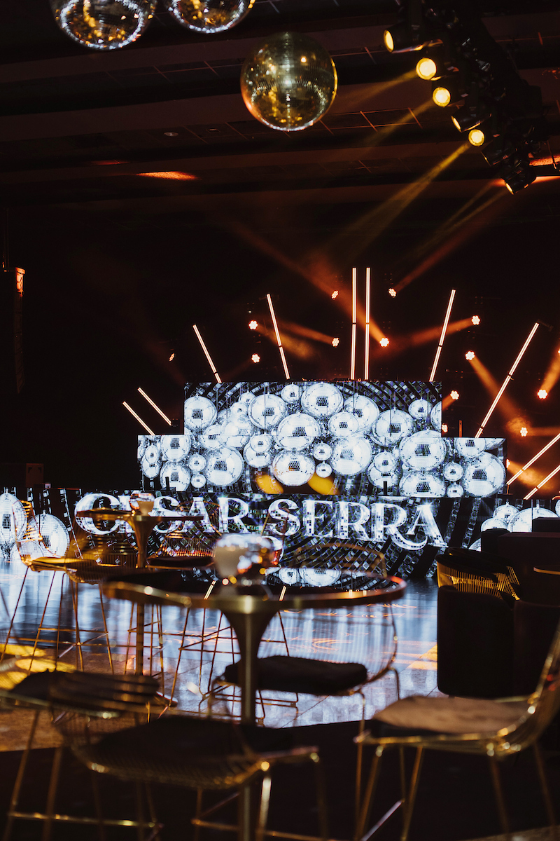 César Serra festeja a chegada dos 60 anos em noite glamourosa e alto astral