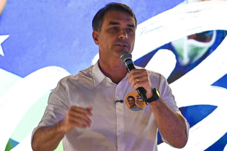 Flávio repete que manterá reajuste do salário mínimo e Bolsa Família caso eleito