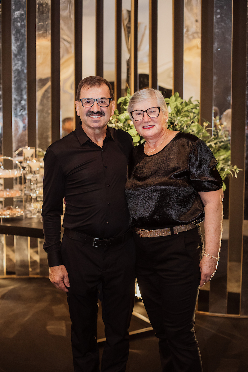 César Serra festeja a chegada dos 60 anos em noite glamourosa e alto astral