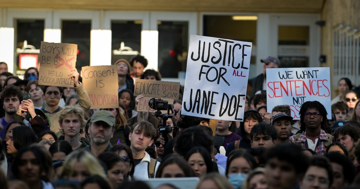 Protesto reúne milhares de estudantes na Universidade Cornell após denúncias de agressão sexual