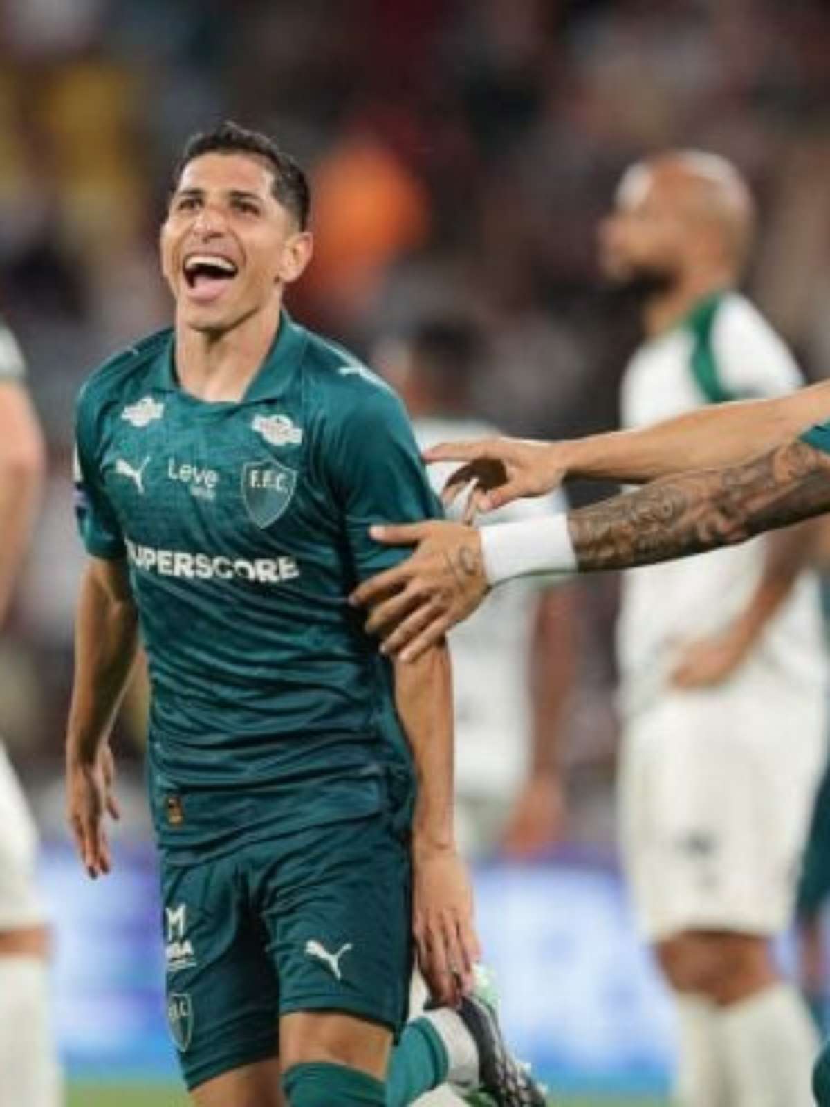 Em noite de Savarino, Fluminense bate Coritiba e assume terceiro lugar