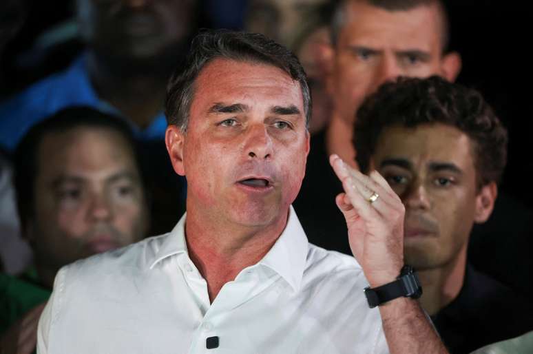 Flávio Bolsonaro fugiu do Brasil após ser derrotado nas eleições? Veja o que se sabe sobre suposta fuga