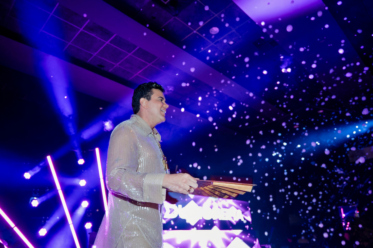 César Serra festeja a chegada dos 60 anos em noite glamourosa e alto astral