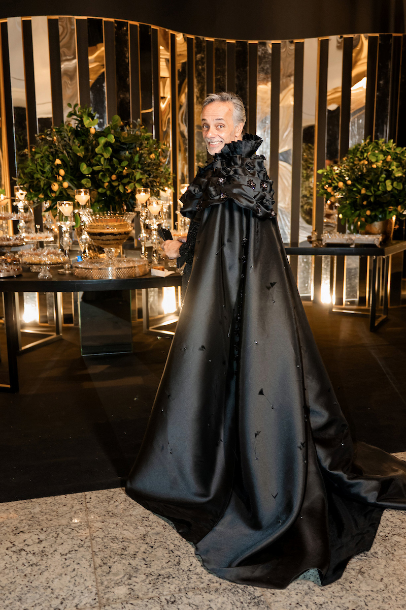 César Serra festeja a chegada dos 60 anos em noite glamourosa e alto astral