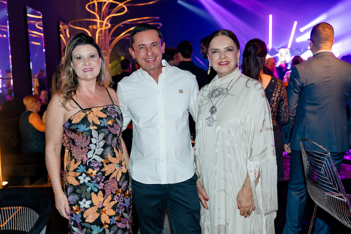 César Serra festeja a chegada dos 60 anos em noite glamourosa e alto astral