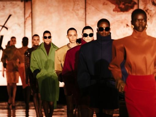 Afinal, é preciso seguir todas as tendências para estar na moda? Um guia para decidir o que vestir