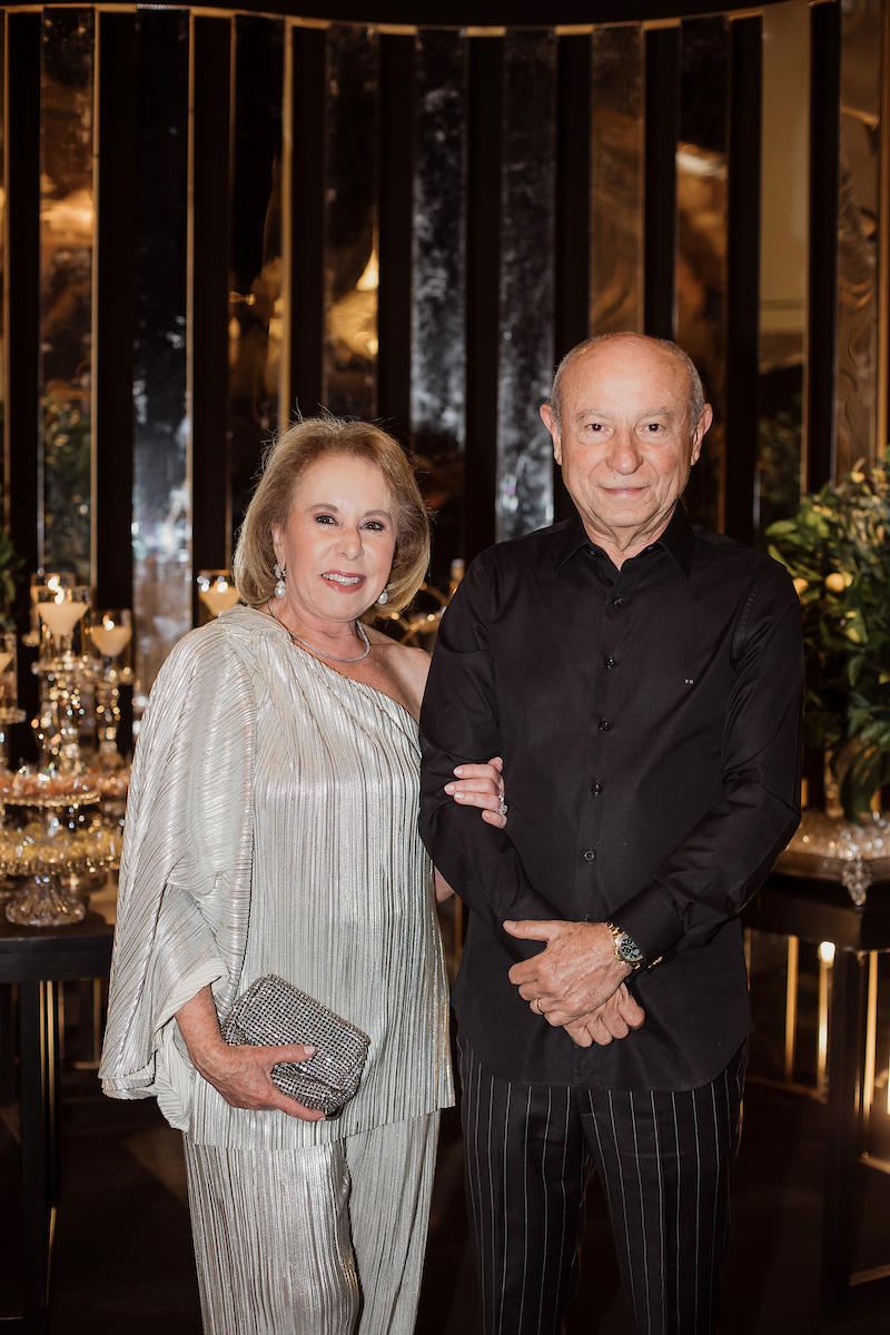 César Serra festeja a chegada dos 60 anos em noite glamourosa e alto astral