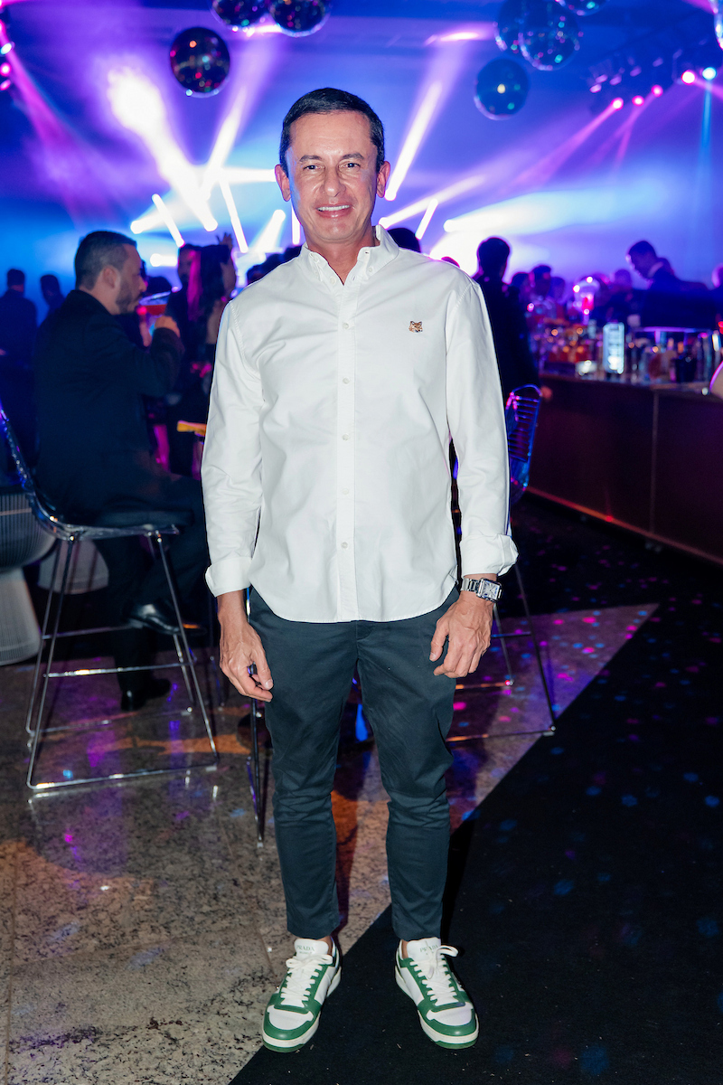 César Serra festeja a chegada dos 60 anos em noite glamourosa e alto astral