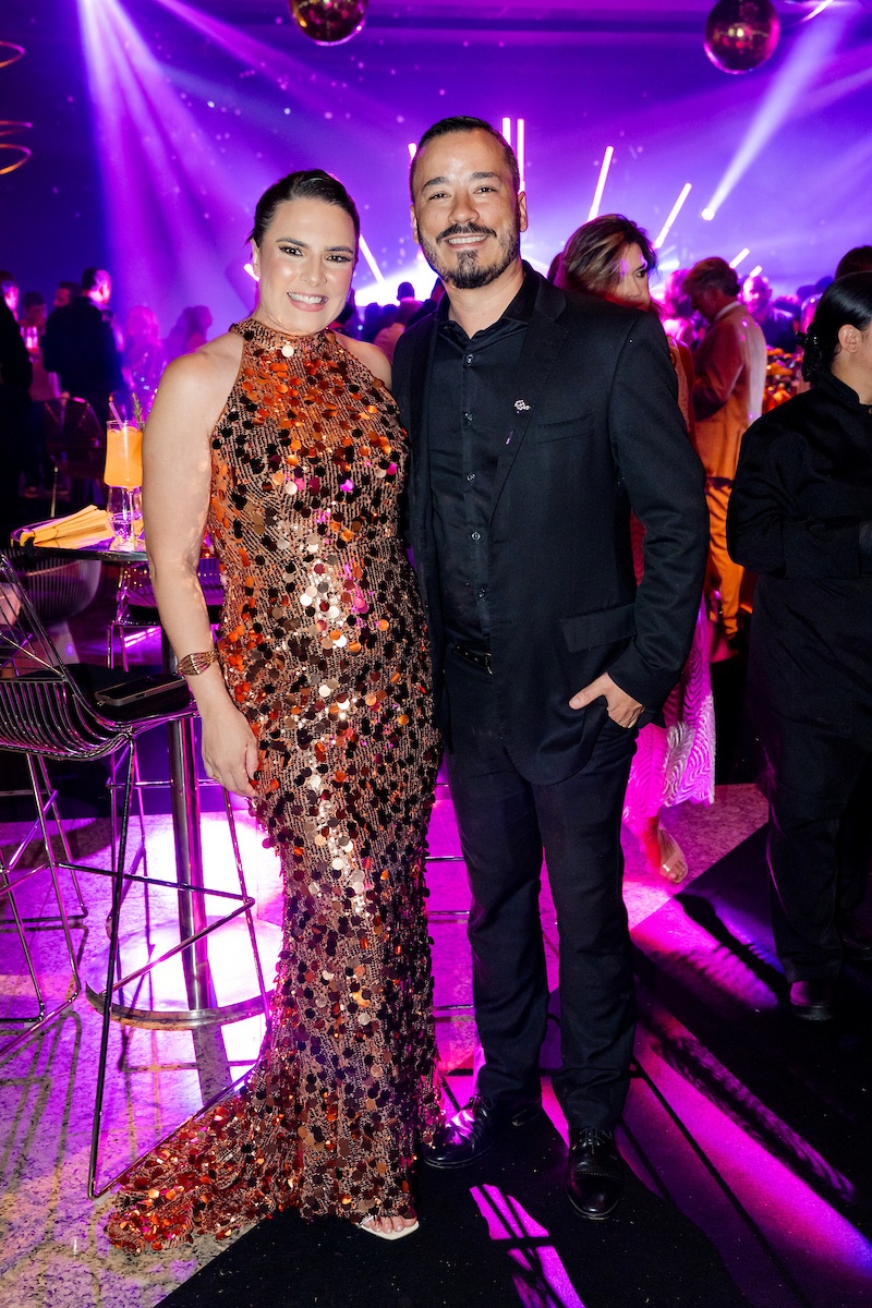 César Serra festeja a chegada dos 60 anos em noite glamourosa e alto astral