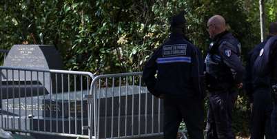 O t&uacute;mulo Robert Badinter foi vandalizado nesta quinta-feira no cemit&eacute;rio parisiense de Bagneux, regi&atilde;o metropolitana de Paris, a poucas horas da entrada do ex-ministro da Justi&ccedil;a franc&ecirc;s no Pante&atilde;o. Foto: REUTERS - Gonzalo Fuentes / RFI